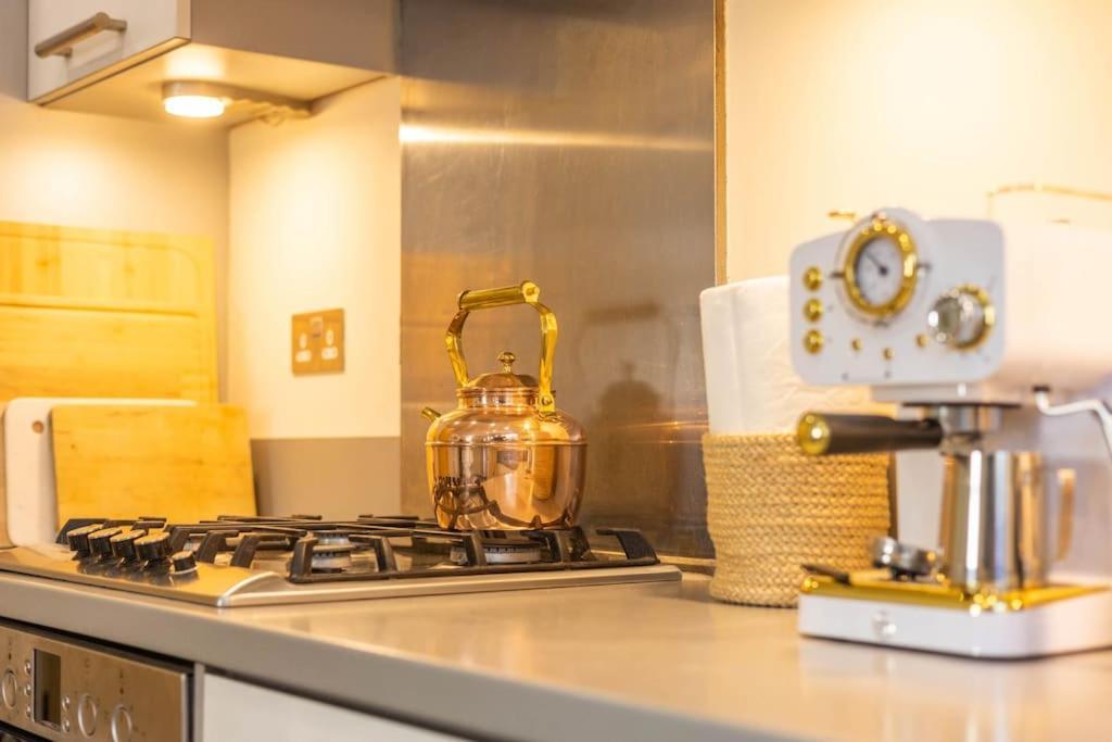 The Wellness Lodge- Gym, Table Tennis, Cinema, Parking And More! バース エクステリア 写真